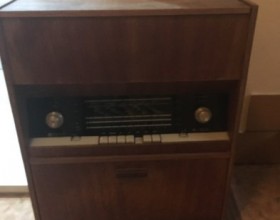Starozitne radio s gramofonom