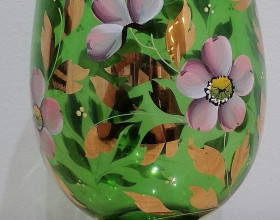 Zelená sklenená váza zdobená zlátením a kvetmi