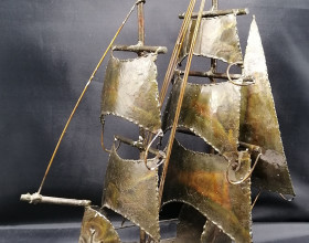 Model plachetnice z kovu