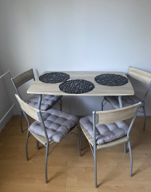 Kuchynský stôl so stoličkami